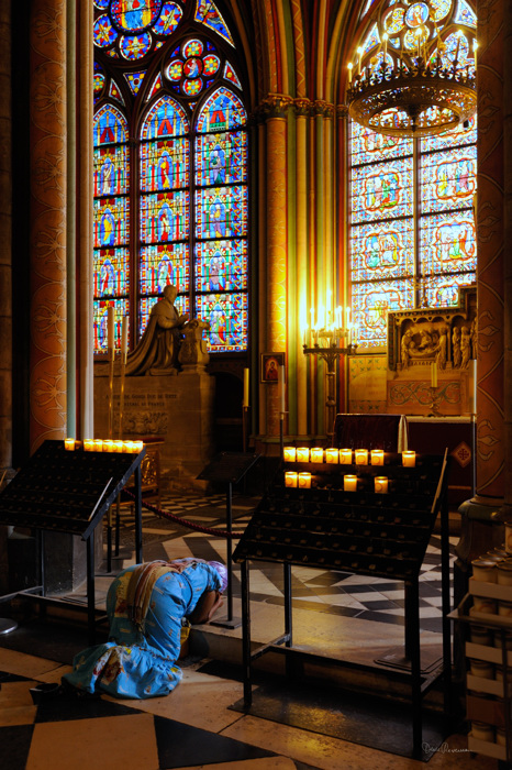 Prière dans le chœur de Notre-Dame