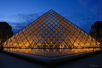 Illuminations nocturnes de la Pyramide du Louvre