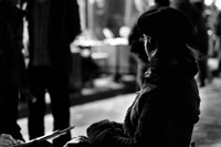 Jeune femme et portraitiste à Montmartre, Paris