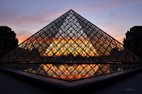 Soleil couchant à travers la pyramide du Louvre