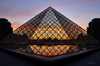 Soleil couchant à travers la pyramide du Louvre