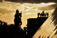 Eclairage du soir, et reflets sur la pyramide du Louvre.