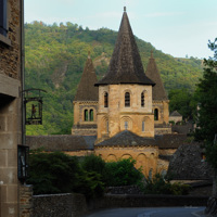 Tôt le matin, avant le départ des pèlerins de Conques.