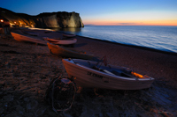 Barques à Etretat à la nuit tombante