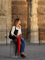 Le nez au vent, devant le portail de Notre-Dame de Paris