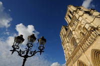 Notre-Dame de Paris et les lampadaires du parvis
