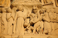 L'archange Saint Michel pèse les âmes. Tympan ND Paris